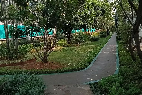 jogging track apartemen pavilion jakarta dengan area hijau dan fasilitas olahraga penghuni