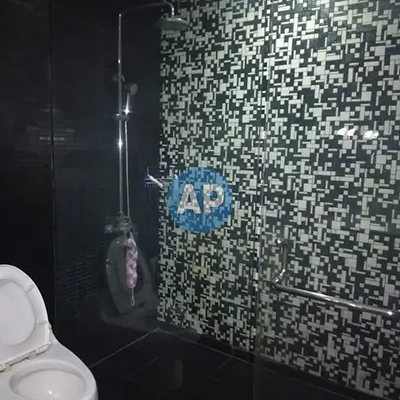 Kamar mandi apartemen dijual Pavilion 1BR renovasi dan bersih.