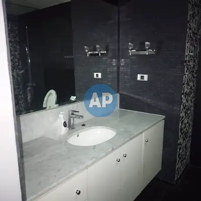 Kamar mandi apartemen dijual Pavilion yang sudah renovasi