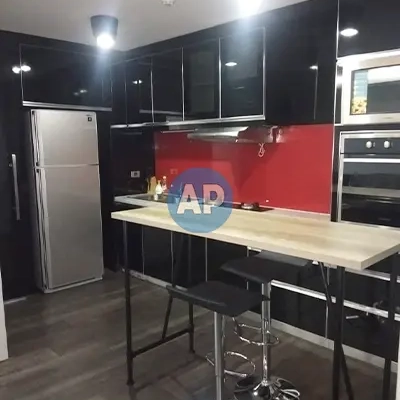 Dapur apartemen dijual Pavilion 1BR renovasi dengan kitchen set lengkap