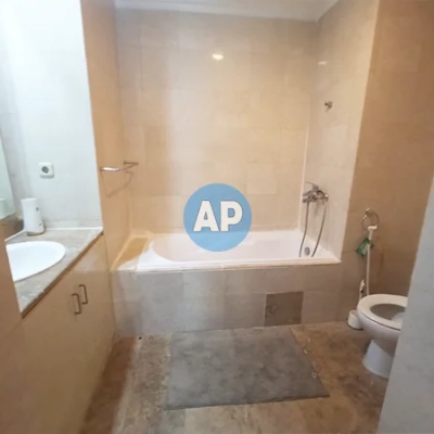 Kamar mandi apartemen Pavilion disewakan 1BR, interior modern dan bersih.
