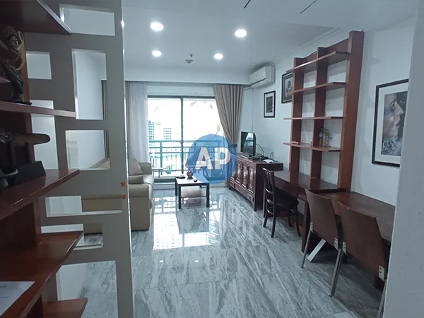 Living room apartemen Pavilion 1BR sewa dengan pencahayaan alami.