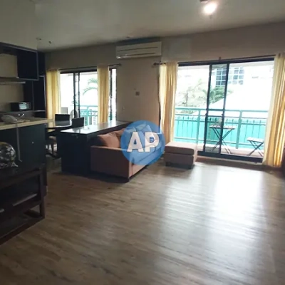 Living room apartemen Pavilion Sudirman dijual, pencahayaan terang dan tata ruang rapi.