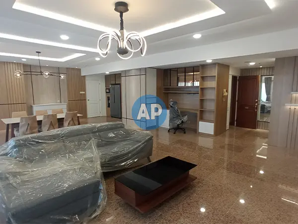 Living room apartemen Pavilion disewakan, unit 4 kamar, luas 220 m², renovasi, Tower 1.