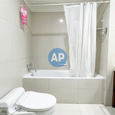 Bathroom bersih pada unit sewa apartemen dekat Citywalk Pavilion 3BR