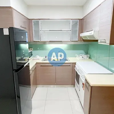 Dapur rapi unit sewa apartemen dekat Citywalk Pavilion 3 kamar tidur
