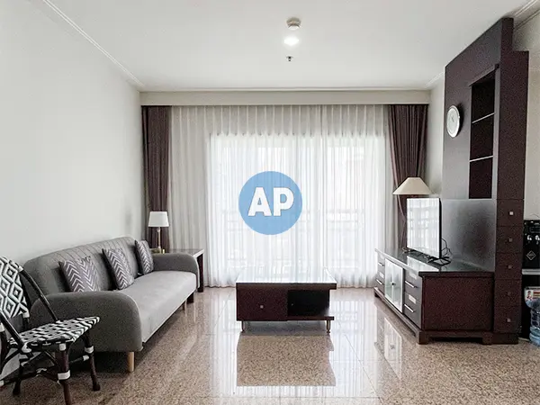 Living room luas unit sewa apartemen dekat Citywalk Pavilion 3BR furnish