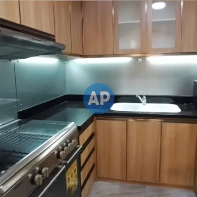 Dapur bersih dan fungsional sewa apartemen Pavilion Sudirman furnis
