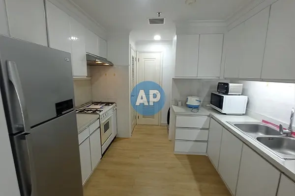 Dapur modern unit sewa 2 kamar apartemen pavilion 115 m2 furnish