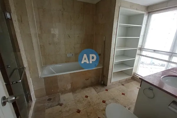 Kamar mandi unit sewa 2 kamar apartemen pavilion luas 115 m2
