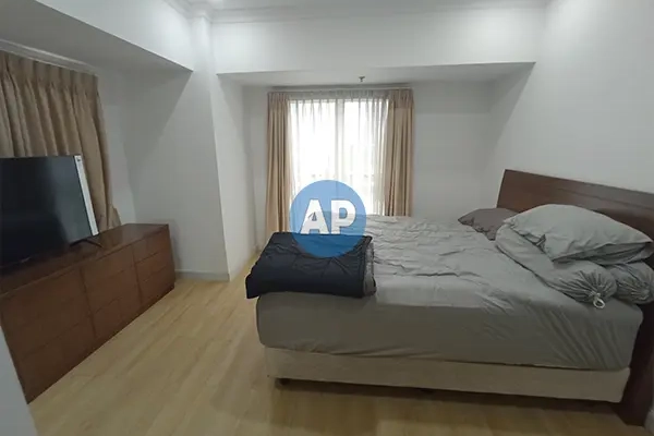 Kamar tidur utama unit sewa 2 kamar apartemen pavilion 115 m2 furnish