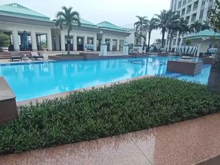 Fasilitas apartemen Pavilion kolam renang utama area outdoor