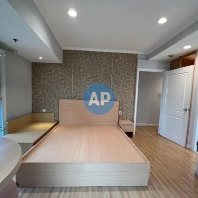 Kamar tidur utama apartemen Pavilion 2BR sudah furnish dan renovasi