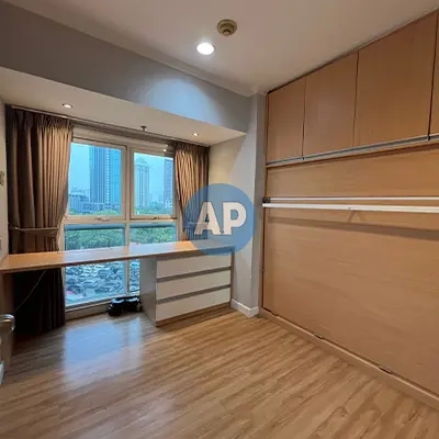 Ruang kerja apartemen Pavilion 2BR nyaman untuk work from home