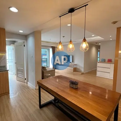 Ruang makan apartemen Pavilion 2BR dengan furnitur lengkap
