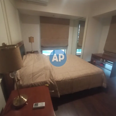 Kamar utama Apartemen Pavilion 2BR dengan bathroom dalam