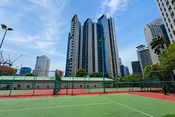 Lapangan tenis terbuka di Apartemen Pavilion antara Tower 3 dan Tower 4