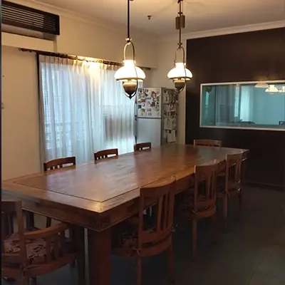 Ruang makan Apartemen Pavilion dekat living room