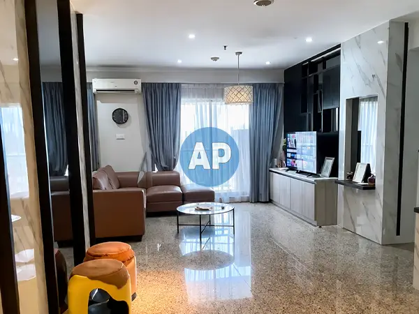 Ruang tamu Apartemen Pavilion 2 kamar renovasi yang luas dan nyaman